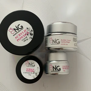Gelé och akryl  - Knappt använda produkter , akryl genomskinlig 100g , Peache akryl 20g och gelé i en rosa färg som innehåller 30g och gelé som är vit gelé är 15g ! Allt kan säljas separat om man önskar det , det finns även flera tillbehör i min profil som tex vätska , glitter o penslar osv