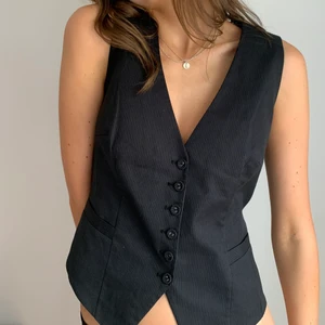 trendig väst - säljer min favorit väst som är perfekt närsom nu på sommarn!!😩  skulle säga att den passar allt från xs till m🤱 köpare står för frakt <3