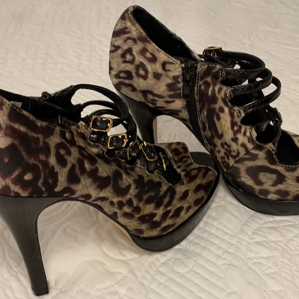 (NY) Scorett läder leopard heels peep toe - 37. Skor.