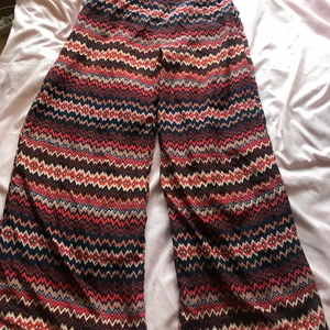 Byxor  - Utsvängda mönstrade byxor. Använda 1-2 gånger. 