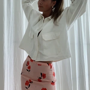 Shacket  - Shacket (skjorta/jacka). Köpt från monki, i strl S. Aldrig använd, som ny! Bud från 150. Köp direkt för 300kr💛 tillkommer frakt!