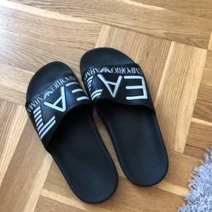 Armani tofflor  - Säljer svarta tofflor från Armani