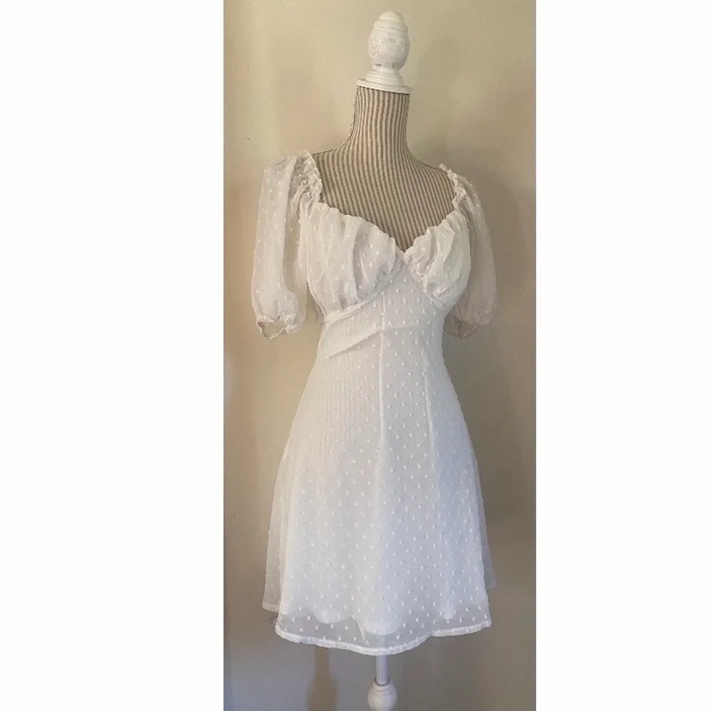 En jätte fin och endast testad vit student klänning från Missguided med puffiga armar😍 💗 i stl 36/UK 8💗det jag gillade speciellt med den som andra klänningar ofta inte har är att den går bra att ha bh i men även utan🥰💗. Klänningar.