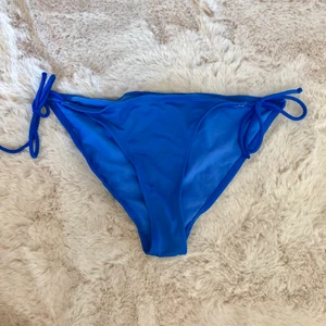 Bikinibyxor  - Fina bikinibyxor! Välanvända men ändå i gott skick. Superfin blå färg. Knyts på båda sidor.