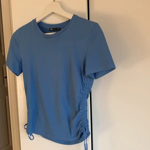 Zara topp  - Blå topp från zara, snörning på sidan som går att reglera. Storlek S