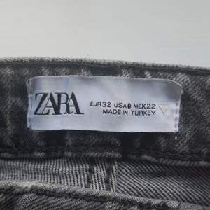 Säljer mina jeans från Zara för att jag inte får någon användning av dom. Jag är 1,57 och dom sitter bra men skulle även kunna passa någon som är 1,60. Köparen står för frakten