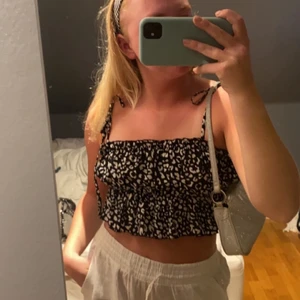 Topp! - Supersnygg och användbar topp! Passar många olika då den är stretchig och man knyter banden själv💞 skriv för fler bilder