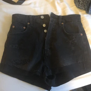 Shorts  - Håliga jeansshorts. Storlek 34 men passar 32 
