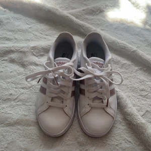 💞Adidas sneakers💞 - Ett par jätte snygga adidas sneakers, (använda 1 gång) sköna att ha på stan elle bara när som helst!