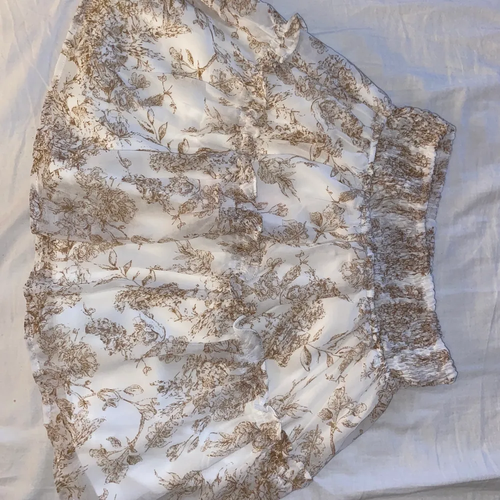 Super fin kjol från Missguided, aldrig använd. Säljer pga för liten/kort för mig. Strl: 34💕. Kjolar.