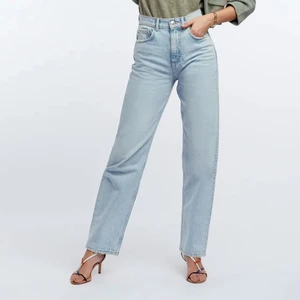 90s high waist jeans  - Riktigt snygga sköna jeans som har blivit använda ca två gånger tyvärr. Storlek 34 och jag är 160cm. Kan tycka dem är lite för långa, men passar perfekt till lite högre skor🤗