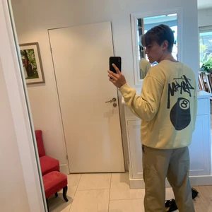 Stussy crewneck - Säljer en fin tröja från stussy. 1-2 år gammal men finns inga problem. Materialet är skönt och tröjan sitter lite stor. Enligt mig så tröjan perfekt när man viker upp nere delen för en mer slät passning.
