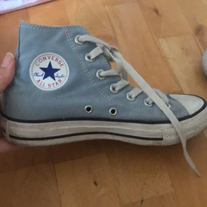 Converse skor - Höga converse i en sån fin ljus blå färg (strl 36) önska verkligen att dessa passa mig men säljer dom nu för att dom blivit för små, skorna har inga defekter så gott som nya man kanske vill tvätta sulan lite bara!:) super trendiga nu till sommaren verkligen! Kontakta för fler bilder och mer information, priset är även diskuterbart!❤️❤️