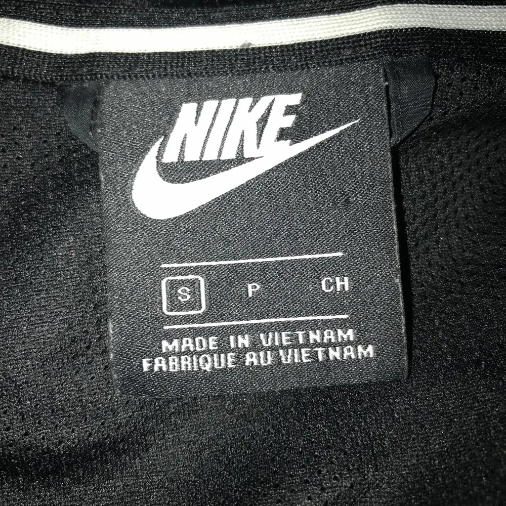 Säljer min Nike jacka pga att jag inte använder den. Den är i bra skick och använd ett fåtal gånger bara.. Jackor.
