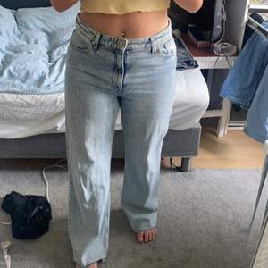 Jeans från monki knappt använd storlekar 30 och modellen Yoko jätte fina till sommaren 