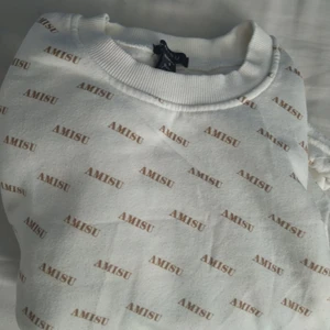 Vit tjocktröja med dragsko -S - storlek Small. Köpt på New Yorker. Fraktar eller möts i Örebro. Kommer tvätta plagget innan även dra ett varv med noppermaskinen för att få bort alla eventuella noppror. 