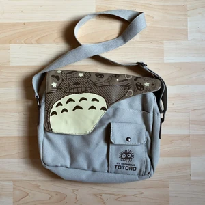 ”My neighbour Totoro” väska - Helt oanvänd väska med axelrem och ”my neighbour Totoro” tema