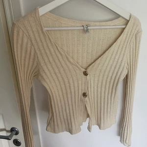 Snygg top med knappar - Snygg top i en beige färg med knappar, storlek ca. Använd en gång. Säljer pågrund av ingen användning av den. 💘Buda från 50kr elle rköp direkt för 70kr 💘