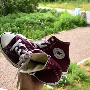 Converse vinröda  - Säljer dessa converse i strl 39, köpt här på plick men har aldrig använt dem. De är i fint skick tycker jag då tjejn innan endast hade använt de några gånger☺️ Startbud från 200kr