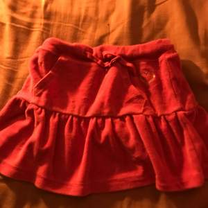 en rosa jätte söt kjol! använt flera gånger men inte min stul längre helt enkelt! älskar kjolen och önskar jag frf hade denhär stilen! super skön och passar äldre människor en 6-7åringar som det står på lappen!! jag är då 165!