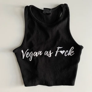 Ribbad crop top - En svart crop top i ribbat tyg med ett najs budskap! I bra skick! Priset är inklusive frakt!