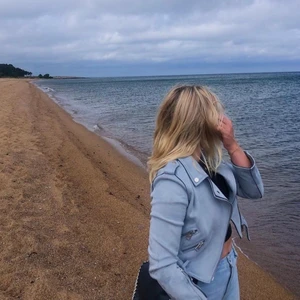 Jacka - Fina jacka, finns någon lite fläck på den (skickar bild på det vid intresse)💫