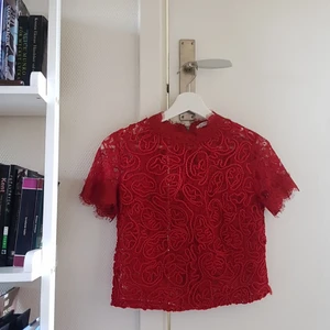 Topp - En snygg röd top från Zara med dragkedja där bak. Frakt tillkommer 😊