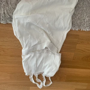 fin klänning - ej använd, den är skuren i fram jätte fin detalj