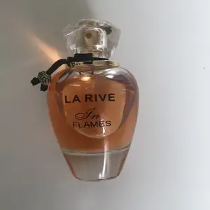 En god varm otrolig doft parfym från LA RIVE, säljer för jag är behöv av pengar och har väldigt många parfymer✨Doftar super gott✨