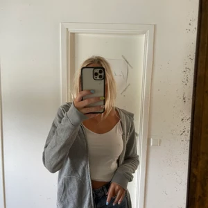 Hoodie - Så fin hoodie från crocker i storlek S, passar till allt. Sparsamt använd🖤 Inga defekter, köparen står för frakten!