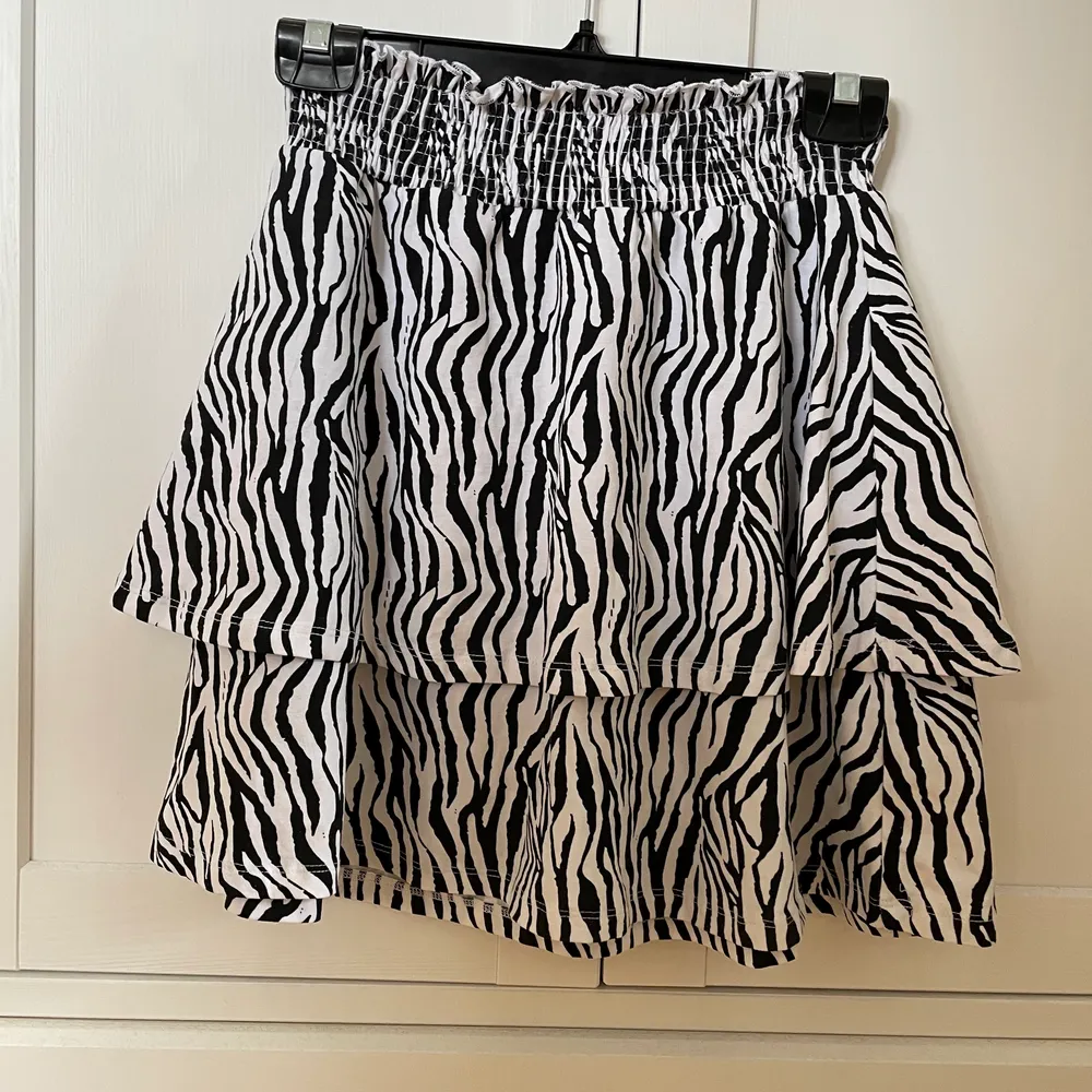 Fin zebra kjol med skönt och strechigt material.                    Kjolen är i barnstorlek 146/152 men passar väldigt bra på mig med storlek S. Kjolar.