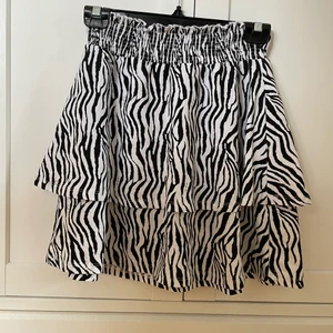 Zebra kjol - Fin zebra kjol med skönt och strechigt material.                    Kjolen är i barnstorlek 146/152 men passar väldigt bra på mig med storlek S