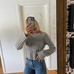 Tröja  - Superfin stickad tröja från hm som passar till allt och är så fin över klänningar🖤 I storlek xs men passar xs-m beroende på hur man vill att den ska sitta. Köparen står för frakten! Kram 