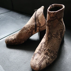 🐍 heels!! - Super bekväma och sexiga klackar från tamaris, nypris 600kr använda för få gånger så dem förtjänar ett nytt hem!! 🐉🌼 6cm klack!!