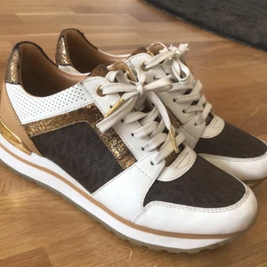 Michael kors  - Michael kors sneakers som inte kommer så mycket till användning. Dom är lite slitna på baksidan (syns på sista bilden )därav de låga priset. Ny priset på skorna är ca 1800kr🥰priset kan dock diskuteras vid snabb affär 