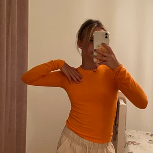 Orange tröja - Tröja köpt på h&m, nyskick knappast använd, storlek xs