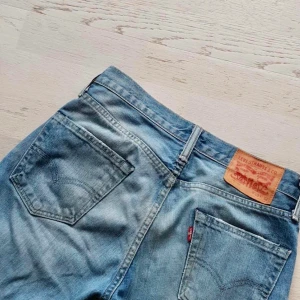 Lågmidjade Levi’s byxor - Säljer ett par svinsnygga lågmidjade byxor från Levi’s. Den har en snygg ljusblå urtvättad färg<3 Köptes här på plick men passade tyvärr inte. KOM PRIVAT FÖR PASSNINGSFORM❤️ köp direkt för 650 kr