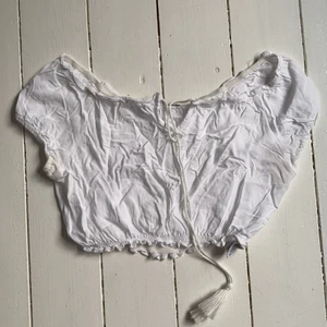 Jättefin topp från Gina - Vit t-shirt/topp från Gina Tricot. Har använts ganska mycket men superbra skick. Kmr nt till användning ❤️❤️