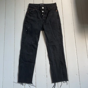 Svarta Zara jeans - Supersnygga momjeans från Zara. Jättebra skick förutom två vita färgfläckar (se bild). Säljer pga att de är tyvärr är för små för mig. 