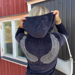 Philipp Plein hoodie - Marinblå Philipp Plein zip hoodie i sammet. På baksidan står det även ”Philipp Plein” med coolt typsnitt. På framsidan ska det vara ett p och ett p skullle jag gissa men det har gått bort lite stenar.⚡️⚡️ Liknande från pp kostar runt 4000. KÖP DIREKT: 800