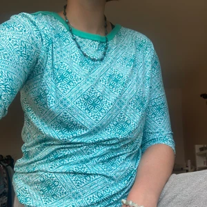 Mönstrad tröja! - Snygg mönstrad turkos tröja!😁 Köparen står för frakt. 🥰 Storleken står inte men jag gissar på M eller L. Den är ganska luftig😊