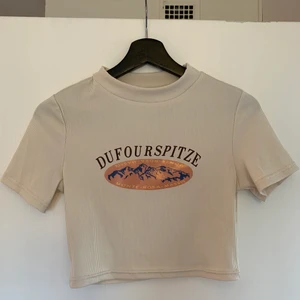 T-shirt med tryck - Kan mötas upp i leksand annars betalar köparen frakten! Skriv gärna vid frågor eller för fler bilder!:-)