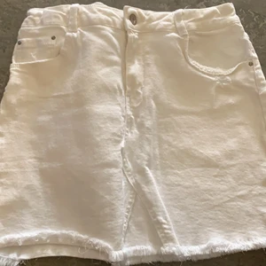 Vit jeanskjol - Vit jeanskjol från Zara som är fransig nertill. Knappt använd så den är i väldigt god skick. 