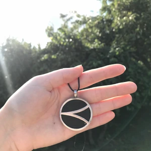 Offlajv-runa. Metal: 50kr Patch: 30kr - Om du lajvar kan det va bra med en sånhär. Amuletten är gjord av tenn.