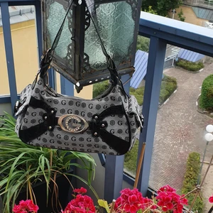 Super fin.äxelhandväska  - Säljer min söt unik handväska som jag köpte I Italy I mycket bra skick och passar till allt. Finns fler bilder och bud I kommenterna eller köp direct for 500