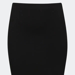 kjol - jag säljer min tajta svarta kjol. Försökte hitta en bild som liknar kjolen, men det är en tjat svart kjol (om ni vill ha mer bilder på hur den sitter osv kom privat). kjolen är från hm och storlek xs❤️