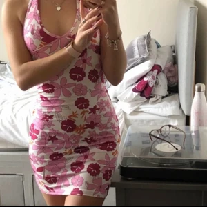 Blommig klänning - Säljer denna jätte fina, somriga klänningen! Säljer den pågrund av att jag råka köpa två. Den är suuuper fin!! Nyskick. Väldigt stretchig oxå! Skriv privat ifall ni vill ha flera bilder eller har flera frågor! 💕 Den som budat sist är den som köper!☺️ Frakt tillkommer på 48 kr eftersom klänningen väger mer än 100g!