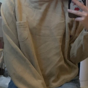 beige tjocktröja!! - 🚨ALLT PÅ MIN SIDA 30KR!!🚨 supermysig!! Köparen står är frakten, samfraktar gärna!! <33