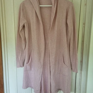 Kofta - Kofta med luva och 2 fickor där fram