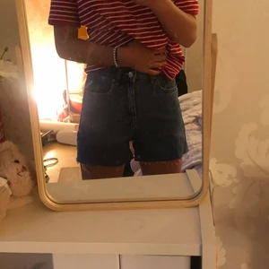 Trendiga shorts från hm💕🤩 - Snygga mörkblåa shorts från hm, helt nya, prislapp kvar😍 